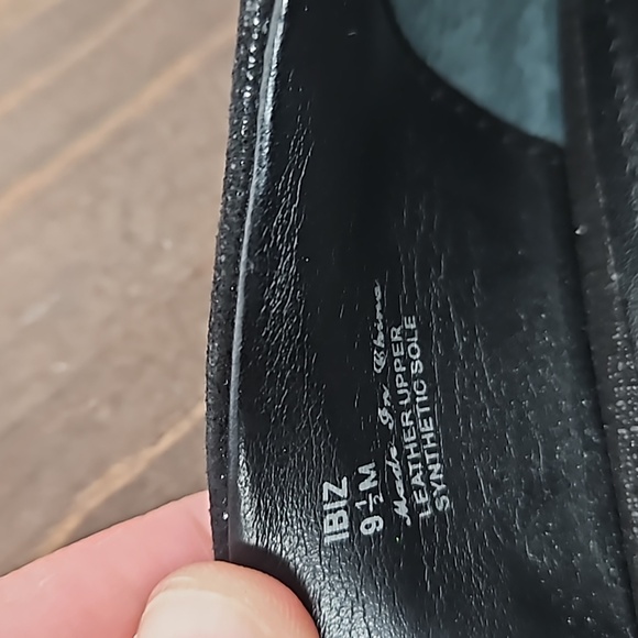 Donald Pliner Pointed Black Metallic Low Kitten Heels - Size 9 1/2 - Picture 9 of 12